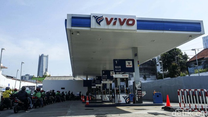 Pengendara mengantre bahan bakar minyak (BBM) di SPBU VIVO, Jakarta, Selasa (27/9/2022). PT VIVO Energy Indonesia atau pengelola SPBU VIVO menaikkan harga bahan bakar minyak (BBM) jenis Revvo 89. Harga BBM VIVO itu naik hingga Rp 700 per liter.