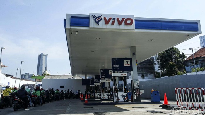 Harga BBM 'Murah' Vivo Naik Lagi Pengendara mengantre bahan bakar minyak (BBM) di SPBU VIVO, Jakarta, Selasa (27/9/2022). PT VIVO Energy Indonesia atau pengelola SPBU VIVO menaikkan harga bahan bakar minyak (BBM) jenis Revvo 89. Harga BBM VIVO itu naik hingga Rp 700 per liter.