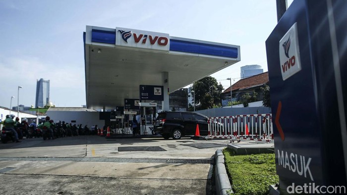 Harga BBM 'Murah' Vivo Naik Lagi Pengendara mengantre bahan bakar minyak (BBM) di SPBU VIVO, Jakarta, Selasa (27/9/2022). PT VIVO Energy Indonesia atau pengelola SPBU VIVO menaikkan harga bahan bakar minyak (BBM) jenis Revvo 89. Harga BBM VIVO itu naik hingga Rp 700 per liter.