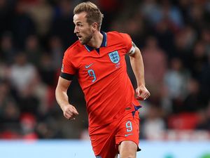 Coba Perhatikan! Ada yang Aneh di Jersey Harry Kane