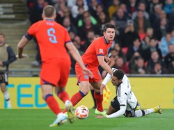 Pada gol pertama Jerman, Harry Maguire salah melepaskan umpan sehingga bisa dikuasai gelandang muda Jerman, Jamal Musiala. Berniat untuk menebus kesalahan, Harry Maguire coba merebut bola kembali tetapi yang terjadi justru dirinya melanggar Musiala di kotak terlarang. (Foto: Getty Images/James Gill - Danehouse)