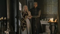 Rhaenyra secara langsung membawa anaknya bertemu Alicent meski dengan berdarah-darah berjalan ke ruangan Ratu. Di depan pintu dia bertemu Ser Criston Cole yang ternyata masih menyimpan dendam. (Foto: dok. HBO GO) 