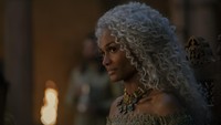 Tapi mungkin tak ada yang lebih menyakitkan hati daripada melihat adegan Lady Laena Velaryon dan naga legendarisnya, Vhagar. (Foto: dok. HBO GO) 