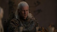 Daemon di sisi lain sedang dalam pelarian dan seperti tidak ingin melihat ke belakang. Namun melihat apa yang terjadi pada Laena sepertinya akan mengubah pikiran Daemon di episode selanjutnya. (Foto: dok. HBO GO) 