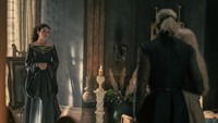 Alicent, Sang Ratu, langsung ingin melihat wajah anak ketiga Rhaenyra seolah ingin membuktikan sesuatu. Di situ penonton dibuat bertanya-tanya. (Foto: dok. HBO GO) 