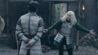Saat bocah-bocah Targaryen sedang berlatih pedang, terjadi perseteruan seru antara Ser Criston Cole dan Ser Harwin Strong. Tatap-tatapan Rhaenyra dan Harwin di awal episode sudah bikin curiga! (Foto: dok. HBO GO) 