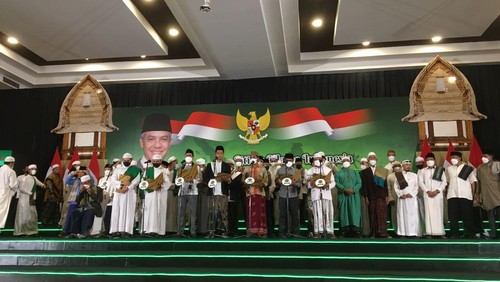 Ijtima Ulama Provinsi NTB berikrar mendukung Gubernur Jawa Tengah Ganjar Pranowo menjadi Presiden 2024, Selasa (27/9/2022).