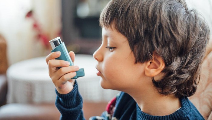 Ilustrasi anak menggunakan inhaler asma