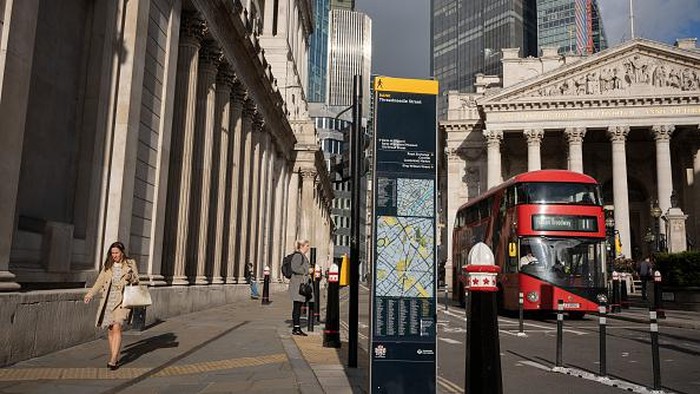 Inggris Krisis, Pound Sterling Terjun Bebas ke Rp 16.300 An exterior of the Bank of England (left) and Royal Exchange (right) in the aftermath of new Prime Minster, Liz Truss and her Chancellor Kwasi Kwarteng's mini-budget last Friday, the British Pound continues to fall on worldwide currency markets, now at its lowest rate since the UK went decimal in 1971, on 26th September 2022, in the City of London, England. The Bank of England has said today that it won't hesitate to raise interest rates in order to return inflation to its 2% target. (Photo by Richard Baker / In Pictures via Getty Images)