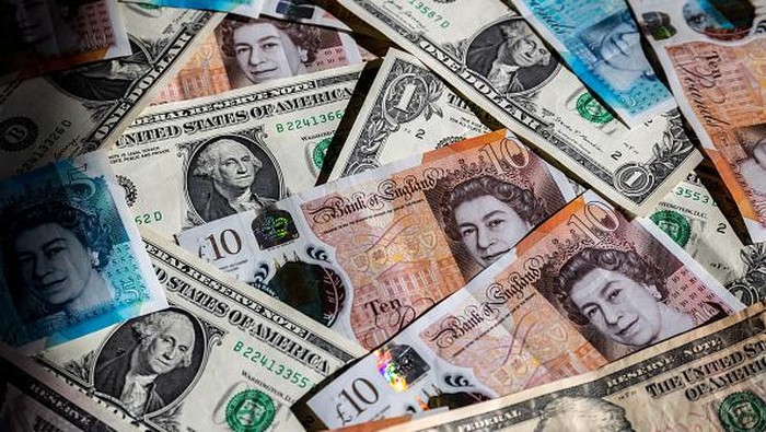 BATH, UNITED KINGDOM - SEPTEMBER 25: In this photo illustration, British GDP £1 coins and bank notes are pictured on September 25, 2022 in Bath, England. The UK pound sterling fell to its lowest level against the U.S. dollar since 1985, as concerns grew at the prospect of a surge in the UK government borrowing to pay for the multiple tax cuts, announced in Conservative Party chancellor Kwasi Kwarteng’s mini-budget. The fall in the value of sterling is also contributing to the UKs cost of living crisis, as inflation hits a near-30-year high. (Photo Illustration by Matt Cardy/Getty Images)