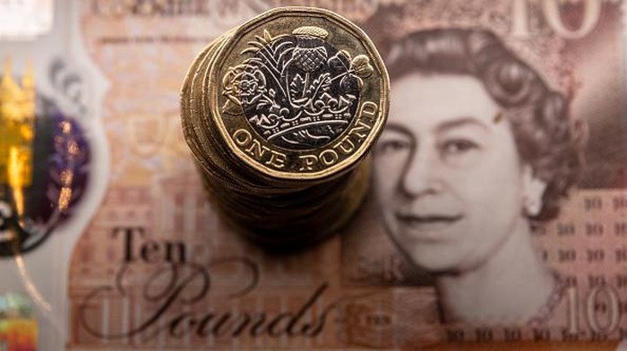 BATH, UNITED KINGDOM - SEPTEMBER 25: In this photo illustration, British GDP £1 coins and bank notes are pictured on September 25, 2022 in Bath, England. The UK pound sterling fell to its lowest level against the U.S. dollar since 1985, as concerns grew at the prospect of a surge in the UK government borrowing to pay for the multiple tax cuts, announced in Conservative Party chancellor Kwasi Kwarteng’s mini-budget. The fall in the value of sterling is also contributing to the UKs cost of living crisis, as inflation hits a near-30-year high. (Photo Illustration by Matt Cardy/Getty Images)