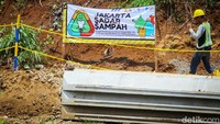 Gubernur DKI Jakarta Anies Baswedan mengklaim proyek saringan sampah ini merupakan yang pertama di Indonesia.