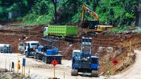 Pemprov DKI menjelaskan pembangunan ini dilakukan karena banyaknya sampah yang nyangkut di Pintu Air Manggarai.