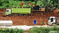 Pemprov DKI juga menilai terbatasnya ruang di Pintu Air Manggarai menyulitkan penambahan alat berat untuk mengangkut sampah di Sungai Ciliwung.