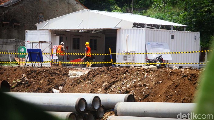 Pemprov DKI Jakarta membangun saringan sampah di Sungai Ciliwung segmen TB Simatupang. Gubernur DKI Jakarta Anies Baswedan turut membanggakan proyek senilai Rp 195 miliar ini.