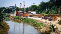 Sejumlah alat berat dikerahkan mengerjakan proyek saringan sampah di Sungai Ciliwung segmen TB Simatupang, tepatnya di perbatasan Kecamatan Jagakarsa dan Kecamatan Pasar Rebo, Jakarta, Selasa (27/9/2022).