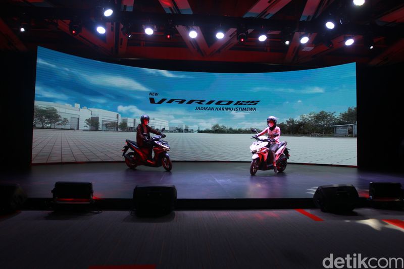 (Kiri-Kanan) Marketing Director AHM, Thomas Wijaya, President Director AHM, Keiichi Yasuda, Executive Vice President Director AHM, Johannes Loman dan Marketing Director AHM, Tetsuya Komine, berfoto bersama pada Peluncuran New Honda Vario 125.