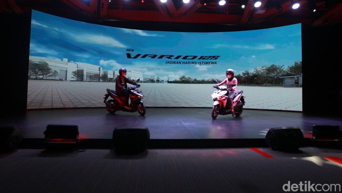 (Kiri-Kanan) Marketing Director AHM, Thomas Wijaya, President Director AHM, Keiichi Yasuda, Executive Vice President Director AHM, Johannes Loman dan Marketing Director AHM, Tetsuya Komine, berfoto bersama pada Peluncuran New Honda Vario 125.