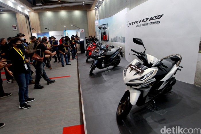 (Kiri-Kanan) Marketing Director AHM, Thomas Wijaya, President Director AHM, Keiichi Yasuda, Executive Vice President Director AHM, Johannes Loman dan Marketing Director AHM, Tetsuya Komine, berfoto bersama pada Peluncuran New Honda Vario 125.