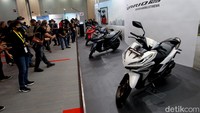 New Honda Vario 125 mengaplikasikan fitur dan teknologi terkini berupa Honda Smart Key System untuk tipe ISS, full digital panel meter, dan USB charger pada console box yang mampu menghadirkan kemudahan ketika berkendara.   