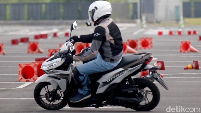 Jajal Langsung New Honda Vario 125 yang Makin Sporty (Kiri-Kanan) Marketing Director AHM, Thomas Wijaya, President Director AHM, Keiichi Yasuda, Executive Vice President Director AHM, Johannes Loman dan Marketing Director AHM, Tetsuya Komine, berfoto bersama pada Peluncuran New Honda Vario 125.