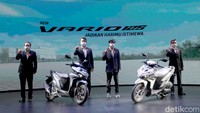 (Kiri-Kanan) Marketing Director AHM, Thomas Wijaya, President Director AHM, Keiichi Yasuda, Executive Vice President Director AHM, Johannes Loman dan Marketing Director AHM, Tetsuya Komine, berfoto bersama pada Peluncuran New Honda Vario 125.  