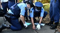 Pihak berwenang Jepang telah memperketat keamanan dan berusaha menghindari kesalahan serta kelalaian yang mengakibatkan Abe tewas tertembak pada Juli lalu. (Kazuhiro Nogi/AFP/Getty Images)  