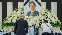 Pada Selasa (27/9) mulai pukul 10 pagi waktu setempat, masyarakat Jepang diundang untuk meletakkan bunga di lokasi yang ditentukan di dekat venue. Bagasi mereka akan diperiksa dan warga diharuskan melewati logam detektor. (Nicolas Datiche/AFP/Getty Images)  