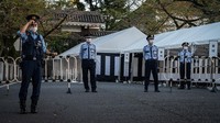 Jepang menerapkan keamanan skala maksimum, dengan mengerahkan puluhan ribu petugas polisi. Sekitar 2.500 polisi dari seluruh wilayah Jepang akan dikerahkan ke ibu kota untuk meningkatkan keamanan di Tokyo. (Yuichi Yamazaki/AFP/Getty Images)  