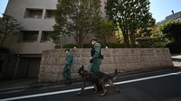 Sementara petugas dan anjing pelacak telah meningkatkan patroli anti-terorisme di stasiun kereta api utama dan Bandara Haneda Tokyo dalam beberapa hari terakhir. (Kazuhiro Nogi/AFP/Getty Images)  