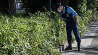 Polisi berpatroli di jalan tol untuk mencari benda-benda mencurigakan, dan melakukan pemeriksaan di sekitar kedutaan besar dan hotel tempat tamu asing menginap. (Yuichi Yamazaki/AFP/Getty Images)  