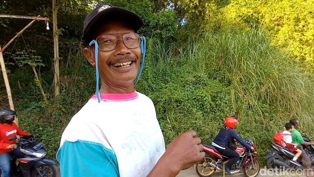 Sugiyono alias Bagong pengelola jembatan sesek.