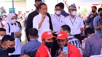 Saat melakukan dialog dengan penerima BSU, Jokowi juga berpesan agar dana bantuan tersebut tidak digunakan untuk hal-hal yang sifatnya konsumtif seperti membeli handphone.