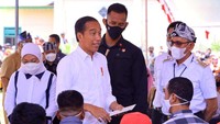 Presiden RI Joko Widodo didampingi Menteri Ketenagakerjaan Ida Fauziyah dan Direktur Utama BPJS Ketenagakerjaan (BPJAMSOSTEK) Anggoro Eko Cahyo menyerahkan Bantuan Subsidi Upah (BSU) kepada pekerja, Selasa (27/9/2022).