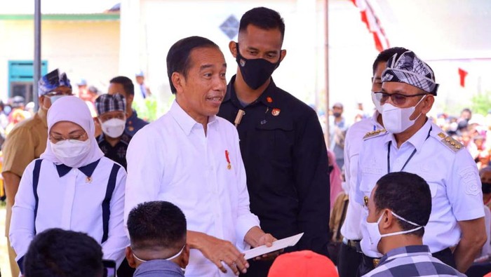 Presiden Joko Widodo menyaksikan penyerahan bantuan subsidi gaji/upah (BSU) tahun 2022 oleh Menteri Ketenagakerjaan, Ida Fauziyah kepada para pekerja yang ada di Kota Bau Bau, Sulawesi Tenggara pada Selasa (27/9/2022).
