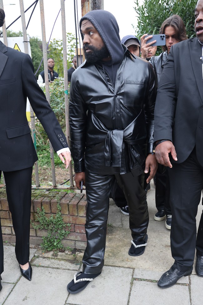 Mantan suami Kim Kardashian, Kanye West, menyusul di nomor 9. Tahun ini, Kanye membuat kegaduhan dengan melontarkan pernyataan yang mendiskriminasi kaum Yahudi dan menggunakan kaus White Lives Matter saat Paris Fashion Week. (Foto: GC Images/Neil Mockford)