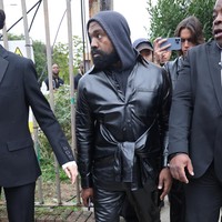 Mantan suami Kim Kardashian, Kanye West, menyusul di nomor 9. Tahun ini, Kanye membuat kegaduhan dengan melontarkan pernyataan yang mendiskriminasi kaum Yahudi dan menggunakan kaus White Lives Matter saat Paris Fashion Week. (Foto: GC Images/Neil Mockford)