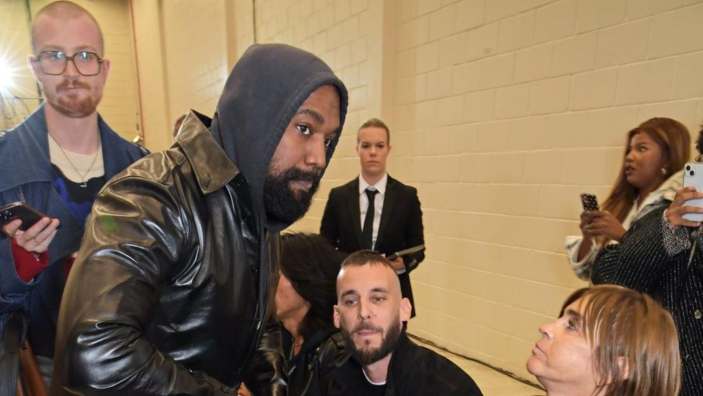 Bye Yeezy! Kanye West Pakai Sandal Jepit di Fashion Show Burberry