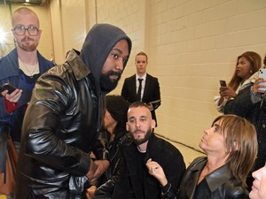 Bye Yeezy! Kanye West Pakai Sandal Jepit di Fashion Show Burberry