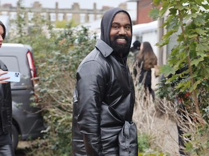 Kanye West akan Jual Baju Yeezy Hingga Balenciaga Rp 300 Ribuan
