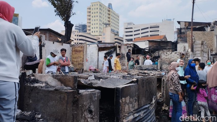 Kebakaran di permukiman di Menteng, Jakpus, menyebabkan 500 jiwa terdampak. Kebakaran tersebut melanda daerah yang luasnya sekitar 2.000 meter persegi itu. (Brigitta Belia/detikcom)