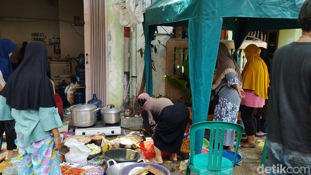 Kebakaran di permukiman di Menteng, Jakpus, menyebabkan 500 jiwa terdampak. Kebakaran tersebut melanda daerah yang luasnya sekitar 2.000 meter persegi itu. (Brigitta Belia/detikcom)