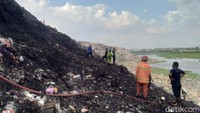 Sumber api-api kecil masih menyala di beberapa titik. Sementara di beberapa bagian sudah padam, namun masih mengeluarkan sisa-sisa asap. (Foto: Alfiandis/detikSulsel)