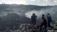 Damkar Makassar menerima laporan kebakaran di TPA Antang pada pukul 12.33 Wita. (Foto: Alfiandis/detikSulsel)