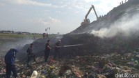 Damkar mengerahkan 6 armada untuk memadamkan api di TPA Antang. (Foto: Alfiandis/detikSulsel)