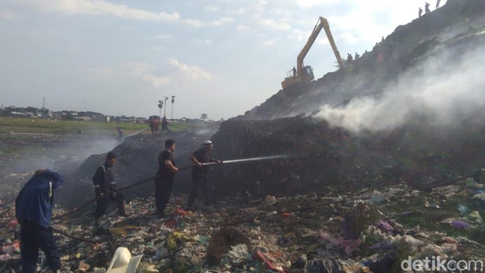 Kebakaran TPA Antang Makassar.