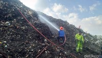 Proses pemadaman terkendala kondisi tumpukan sampah yang terjal sehingga membuat petugas kesulitan mendekati titik api. (Foto: Alfiandis/detikSulsel)