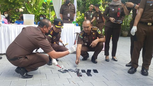 Kejaksaan Negeri (Kejari) Karangasem melakukan pemusnahan barang bukti kejahatan di belakang kantor Kejari Karangasem pada Selasa (27/9/2022).