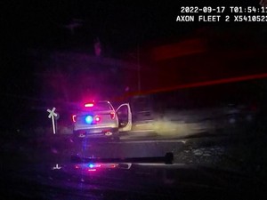 Detik-detik Kereta Tabrak Mobil Polisi, Ada Tahanan di Dalamnya!