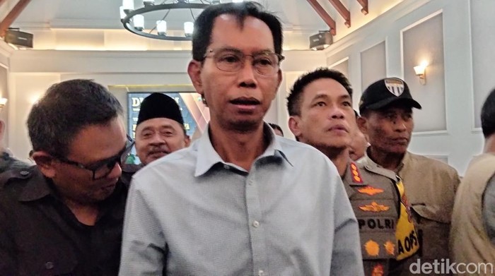 ketua dprd surabaya adi sutarwijono